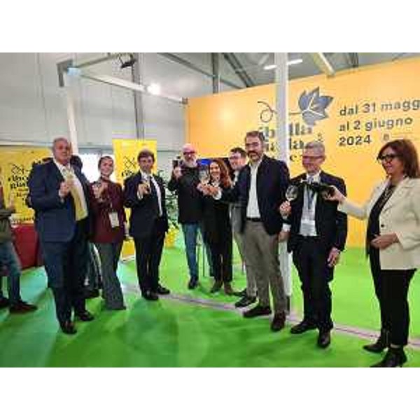 L'assessore Stefano Zannier, secondo da destra, in un momento dell'inaugurazione di Rive nei padiglioni della Fiera di Pordenone - L'assessore Stefano Zannier, secondo da destra, in un momento dell'inaugurazione di Rive nei padiglioni della Fiera di Pordenone