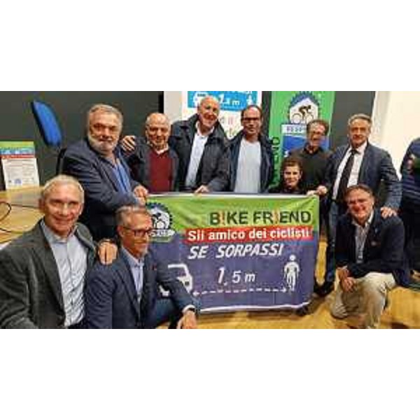 I partecipanti alla serata Bike Friend a Manzano: presente anche, in basso a sinistra, il consigliere Roberto Novelli (FI) - I partecipanti alla serata Bike Friend a Manzano: presente anche, in basso a sinistra, il consigliere Roberto Novelli (FI)