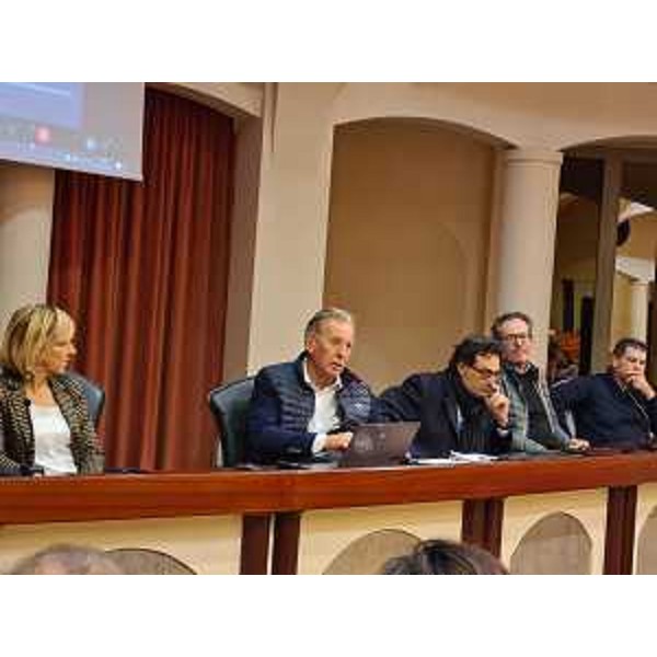L'assessore Fabio Scoccimarro nell'auditorium della Regione a Pordenone per illustrare ai sindaci i piani di investimento per il Consrozio Cellina-Meduna - L'assessore Fabio Scoccimarro nell'auditorium della Regione a Pordenone per illustrare ai sindaci i piani di investimento per il Consrozio Cellina-Meduna