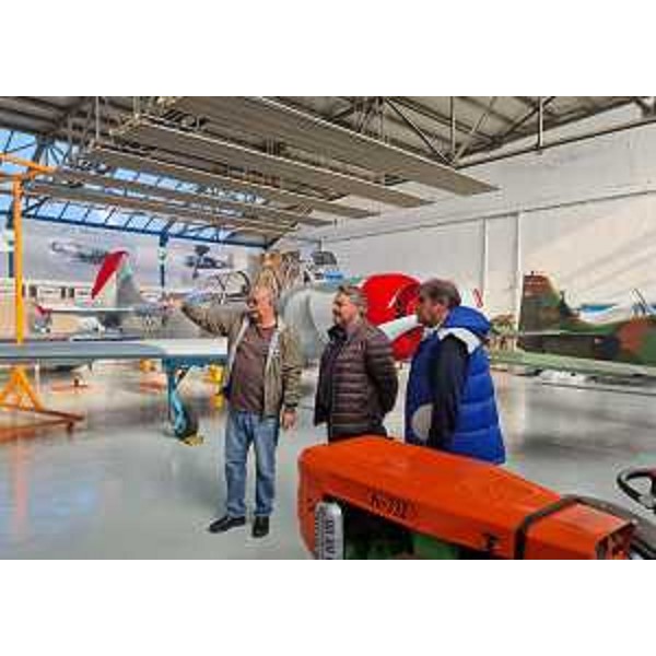 La visita di Diego Bernardis (Fp), al centro, all'aeroporto di Gorizia - La visita di Diego Bernardis (Fp), al centro, all'aeroporto di Gorizia