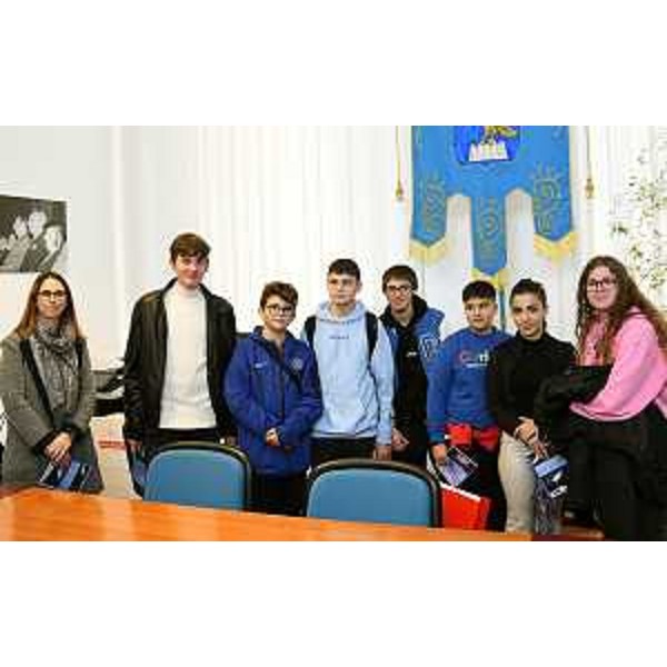 L'assessore di Muzzana e i ragazzi nel salottino del presidente, prima dell'incontro - L'assessore di Muzzana e i ragazzi nel salottino del presidente, prima dell'incontro