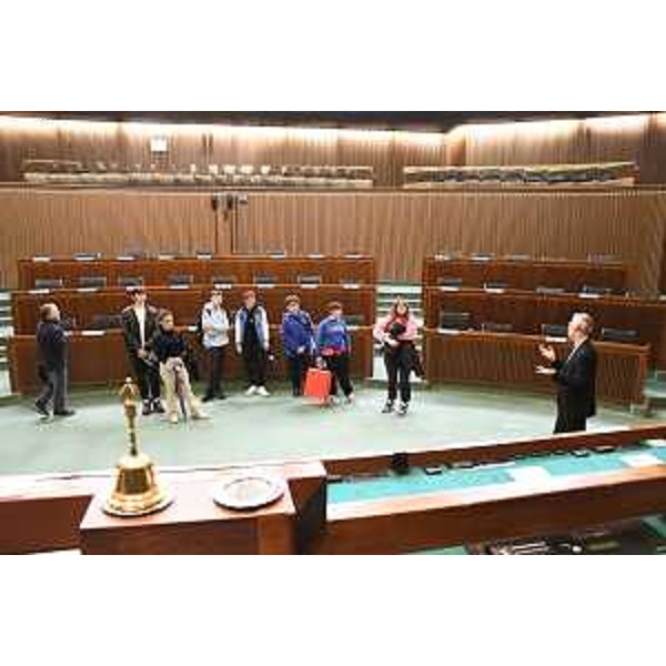 I ragazzi nell'aula del Consiglio regionale durante la visita guidata organizzata dall'Ufficio di gabinetto del Consiglio regionale - I ragazzi nell'aula del Consiglio regionale durante la visita guidata organizzata dall'Ufficio di gabinetto del Consiglio regionale