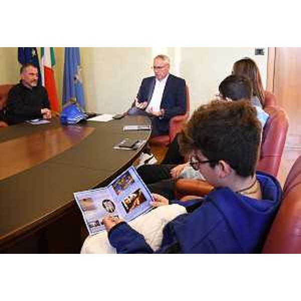 Un momento dell'incontro tra i ragazzi e il presidente Bordin - Un momento dell'incontro tra i ragazzi e il presidente Bordin