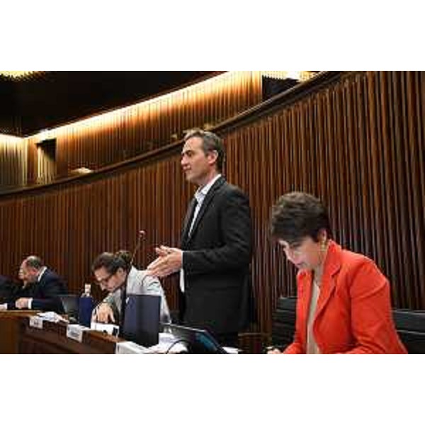 Massimo Moretuzzo, capogruppo del Patto-Civica, e al suo fianco la collega consigliera Giulia Massolino - Massimo Moretuzzo, capogruppo del Patto-Civica, e al suo fianco la collega consigliera Giulia Massolino