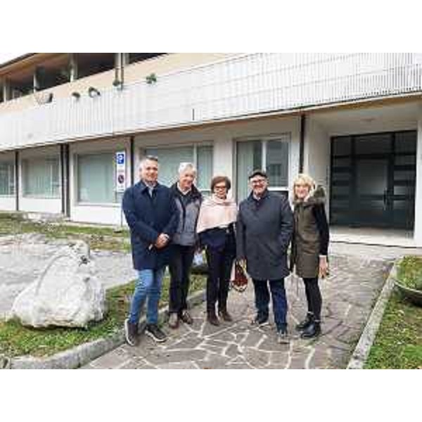 L'assessore regionale al Patrimonio Sebastiano Callari (secondo da destra nella foto) durante il sopralluogo all'immobile pubblico di Tolmezzo - L'assessore regionale al Patrimonio Sebastiano Callari (secondo da destra nella foto) durante il sopralluogo all'immobile pubblico di Tolmezzo