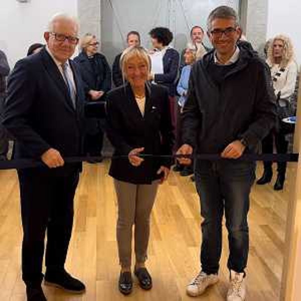 L'assessore regionale alle Autonomie locali Pierpaolo Roberti (a destra) all'inaugurazione della miostra "Ship portraits" con il presidente della Triestina della Vela Marina Simoni e l'assessore alla Cultura del Comune di Trieste Giorgio Rossi. - L'assessore regionale alle Autonomie locali Pierpaolo Roberti (a destra) all'inaugurazione della miostra "Ship portraits" con il presidente della Triestina della Vela Marina Simoni e l'assessore alla Cultura del Comune di Trieste Giorgio Rossi.