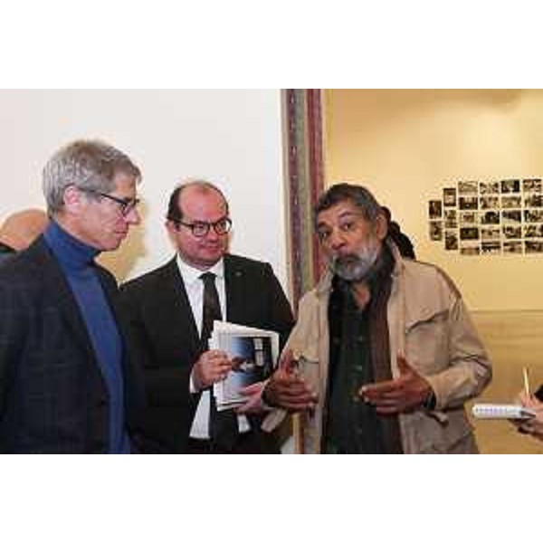 Il vicegovernatore Mario Anzil alla mostra "India oggi" a Trieste ascolta il fotografo Pablo Bartholomew - Il vicegovernatore Mario Anzil alla mostra "India oggi" a Trieste ascolta il fotografo Pablo Bartholomew