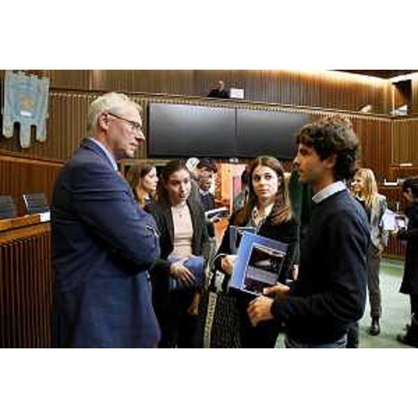Il presidente Mauro Bordin si intrattiene con gli universitari a fine incontro - Il presidente Mauro Bordin si intrattiene con gli universitari a fine incontro
