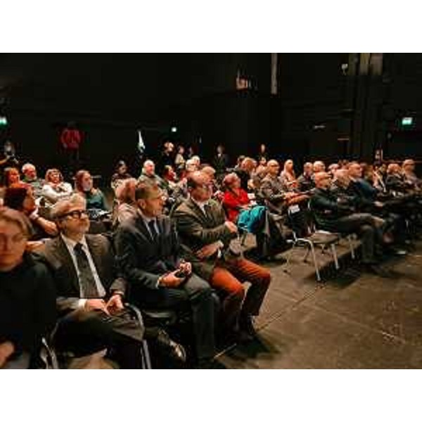 Il vicegovernatore della Regione Mario Anzil, primo da destra, nel Ridotto del Teatro Verdi di Pordenone per la presentazione della ricerca sul Sistema Teatro - Il vicegovernatore della Regione Mario Anzil, primo da destra, nel Ridotto del Teatro Verdi di Pordenone per la presentazione della ricerca sul Sistema Teatro