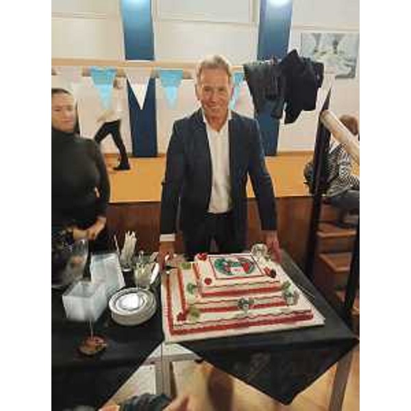 L'assessore regionale Fabio Scoccimarro davanti alla torta per i 160 anni della Sgt - L'assessore regionale Fabio Scoccimarro davanti alla torta per i 160 anni della Sgt