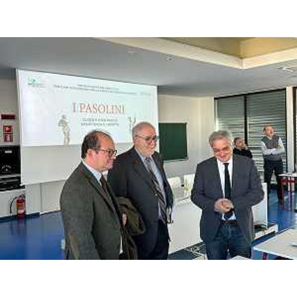 Il vicegovernatore con delega alla Cultura del Friuli Venezia Giulia, Mario Anzil, con Roberto Volpetti, presidente dell'Apo e Roberto Castenetto. - Il vicegovernatore con delega alla Cultura del Friuli Venezia Giulia, Mario Anzil, con Roberto Volpetti, presidente dell'Apo e Roberto Castenetto.