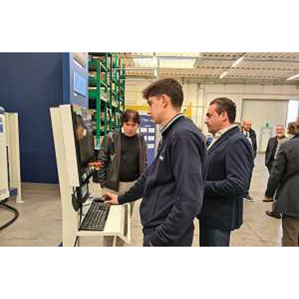 L'assessore Sergio Emidio Bini osserva un tecnico al lavoro nel nuovo Tecnology center dell'impresa Cms Nordest di Fontanafredda - L'assessore Sergio Emidio Bini osserva un tecnico al lavoro nel nuovo Tecnology center dell'impresa Cms Nordest di Fontanafredda