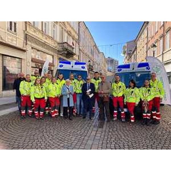 L'assessore regionale Sebastiano Callari con i volontari della Croce Verde Goriziana. - L'assessore regionale Sebastiano Callari con i volontari della Croce Verde Goriziana.