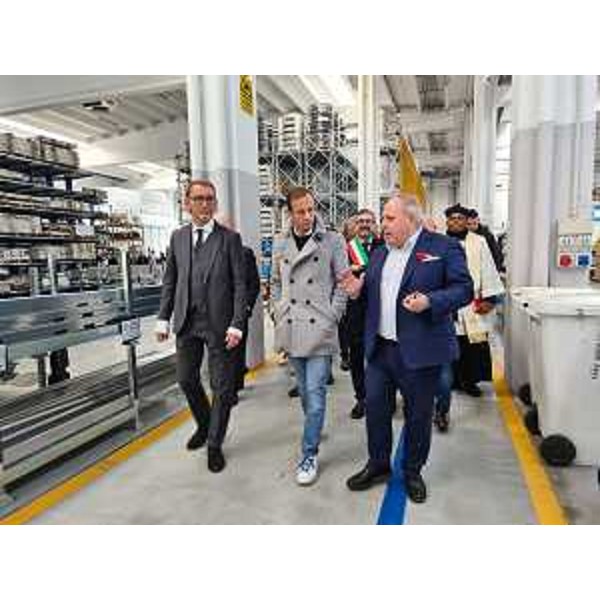 Il governatore della Regione Massimiliano Fedriga mentre visita la nuova alla della Refrion - Il governatore della Regione Massimiliano Fedriga mentre visita la nuova alla della Refrion