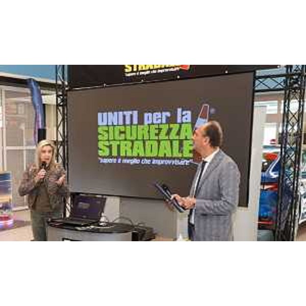 L'assessore regionale alle Infrastrutture Cristina Amirante alla manifestazione "Uniti per la sicurezza stradale" a Pordenone - L'assessore regionale alle Infrastrutture Cristina Amirante alla manifestazione "Uniti per la sicurezza stradale" a Pordenone