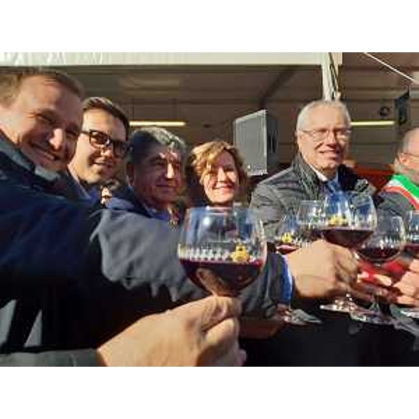 Il brindisi del buon augurio del presidente Mauro Bordin con l'eurodeputata Elena Lizzi e, a sinistra, i consiglieri regionali Massimiliano Pozzo e Igor Treleani - Il brindisi del buon augurio del presidente Mauro Bordin con l'eurodeputata Elena Lizzi e, a sinistra, i consiglieri regionali Massimiliano Pozzo e Igor Treleani