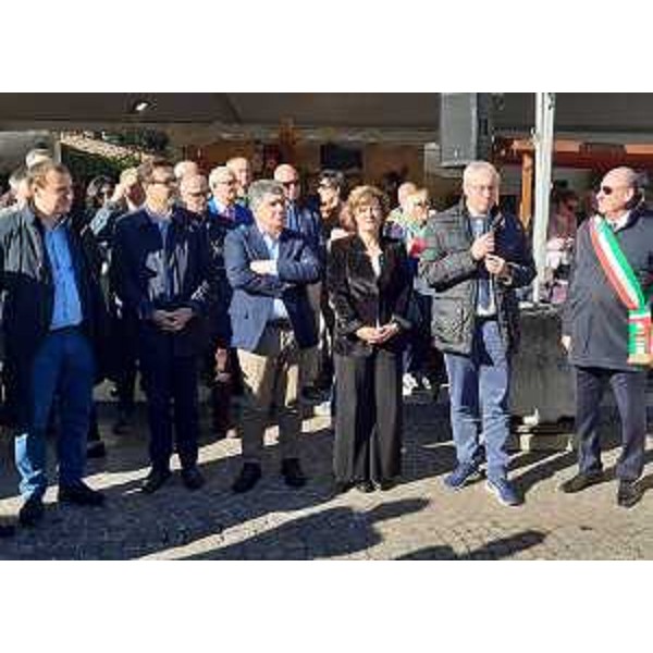 Il presidente Bordin tra il sindaco Zuliani e l'onorevole Lizzi, oltre ai consiglieri Pozzo e Treleani a sinistra - Il presidente Bordin tra il sindaco Zuliani e l'onorevole Lizzi, oltre ai consiglieri Pozzo e Treleani a sinistra