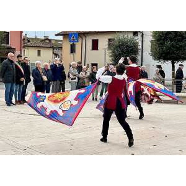 Il presidente del Cr Fvg, Mauro Bordin, e il sindaco di Precenicco, Andrea de Nicolò, assistono all'esibizione degli sbandieratori - Il presidente del Cr Fvg, Mauro Bordin, e il sindaco di Precenicco, Andrea de Nicolò, assistono all'esibizione degli sbandieratori