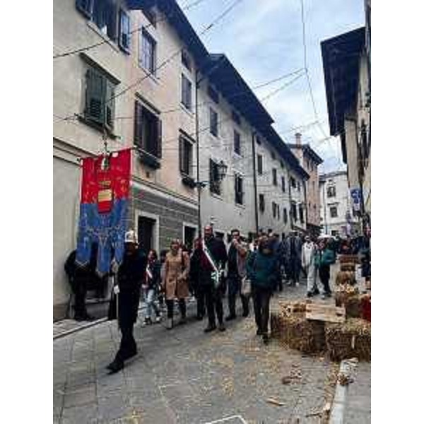 Il corteo lungo Gemona - Il corteo lungo Gemona