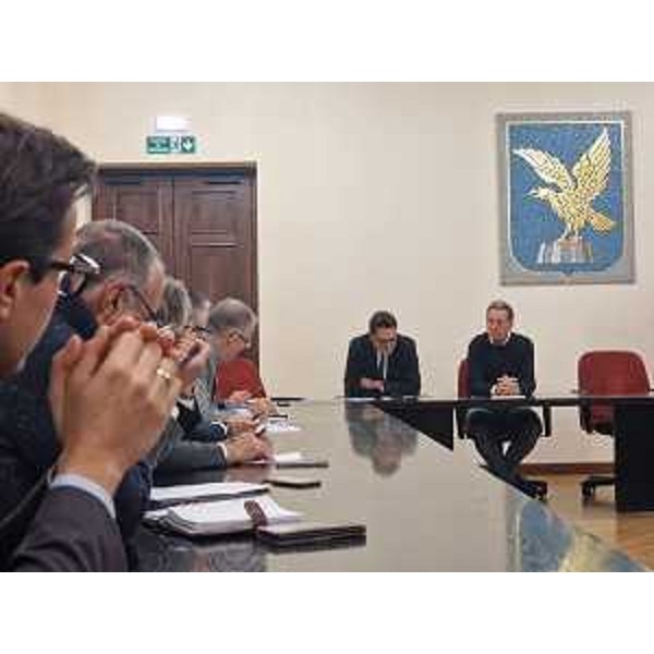 L'assessore Fabio Scoccimarro (primo a destra nella foto) nella Sala Mosaico della sede regionale di via Carducci - L'assessore Fabio Scoccimarro (primo a destra nella foto) nella Sala Mosaico della sede regionale di via Carducci