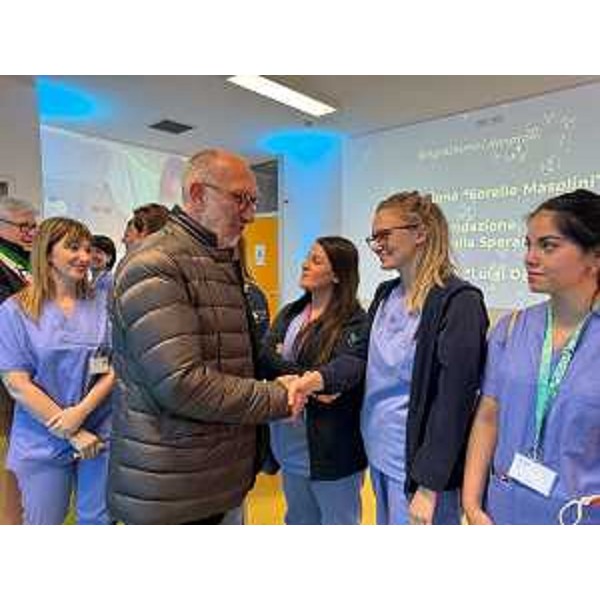 L'assessore regionale Riccardo Riccardi mentre saluta il personale - L'assessore regionale Riccardo Riccardi mentre saluta il personale