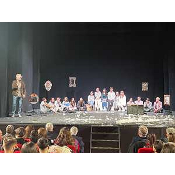 I giovani artisti dell'Associazione Don Chisciotte - Gruppo teatro sociale I Sancho Panza di Porcia - I giovani artisti dell'Associazione Don Chisciotte - Gruppo teatro sociale I Sancho Panza di Porcia