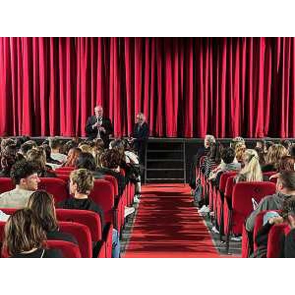 Il presidente Mauro Bordin prende la prola prima dello spettacolo, affiancato dal garante Paolo Pittaro - Il presidente Mauro Bordin prende la prola prima dello spettacolo, affiancato dal garante Paolo Pittaro