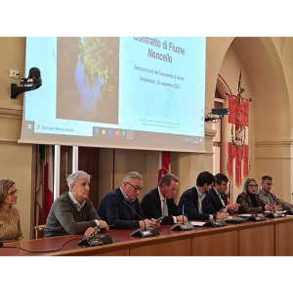 L'assessore Fabio Scoccimarro, al centro, nel suo intervento all'incontro per la firma del Contratto per il Noncello nella sala consiliare del Comune di Pordenone - L'assessore Fabio Scoccimarro, al centro, nel suo intervento all'incontro per la firma del Contratto per il Noncello nella sala consiliare del Comune di Pordenone