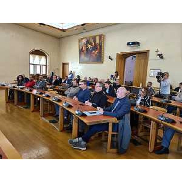 I rappresentanti delle istituzioni e delle associazioni che hanno partecipato alla sottoscrizione del Documento di intenti che porterà al Contratto di fiume per il Noncello a Pordenone - I rappresentanti delle istituzioni e delle associazioni che hanno partecipato alla sottoscrizione del Documento di intenti che porterà al Contratto di fiume per il Noncello a Pordenone