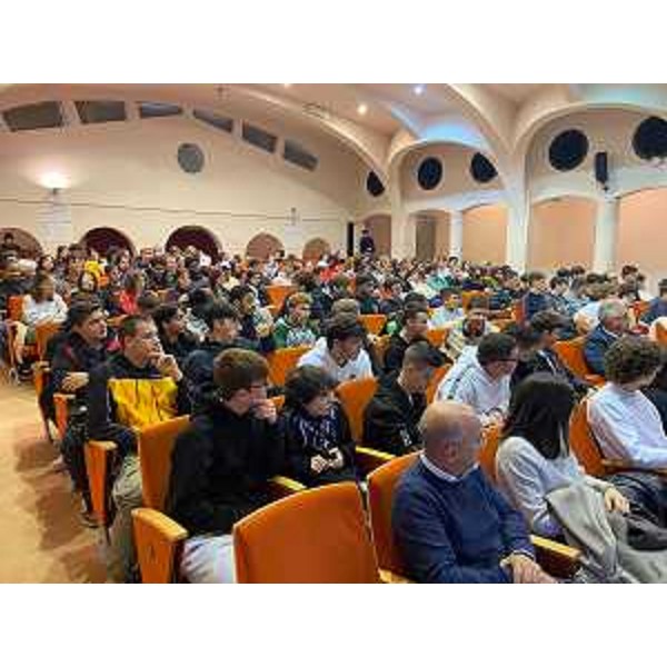 La platea degli studenti presenti nell'Auditorium della Regione a Pordenone - La platea degli studenti presenti nell'Auditorium della Regione a Pordenone