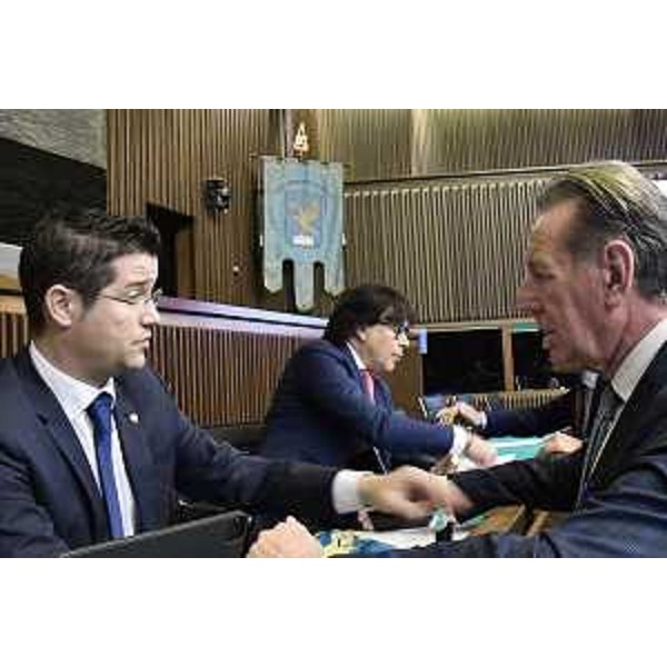 L'assessore Sergio Emidio Bini (al centro) con l'assessore Fabio Scoccimarro (a destra) durante le audizioni in Seconda commissione consiliare sul Progetto della Valle dell'idrogeno - L'assessore Sergio Emidio Bini (al centro) con l'assessore Fabio Scoccimarro (a destra) durante le audizioni in Seconda commissione consiliare sul Progetto della Valle dell'idrogeno