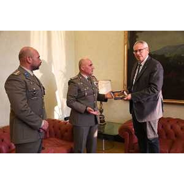 Il presidente del Cr Fvg, Mauro Bordin, si accomiata dal colonnello Francesco Maffei, presente il colonnello Giuliano Innecco - Il presidente del Cr Fvg, Mauro Bordin, si accomiata dal colonnello Francesco Maffei, presente il colonnello Giuliano Innecco
