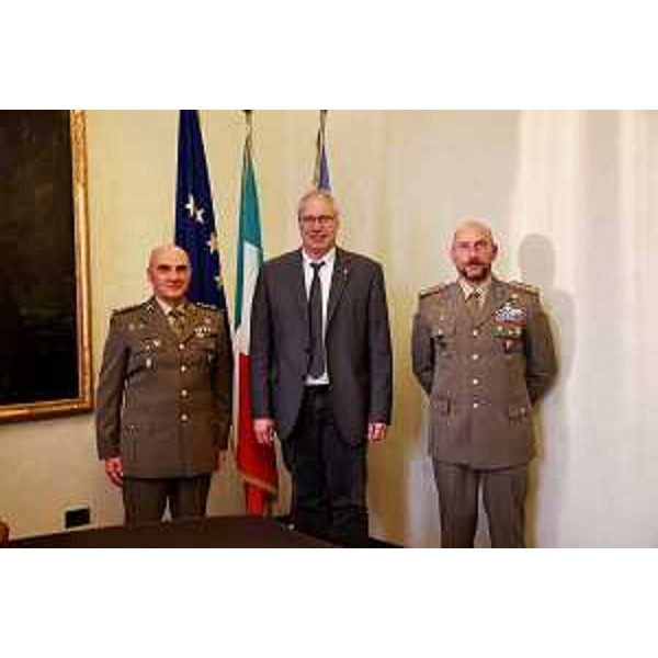 Il colonnello Francesco Maffei, il presidente Mauro Bordin e il colonnello Giuliano Innecco - Il colonnello Francesco Maffei, il presidente Mauro Bordin e il colonnello Giuliano Innecco
