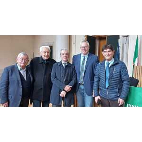 Il presidente Mauro Bordin, secondo da destra, accanto a Marco De Eccher (al centro) e ad altri organizzatori della staffetta Telethon - Il presidente Mauro Bordin, secondo da destra, accanto a Marco De Eccher (al centro) e ad altri organizzatori della staffetta Telethon