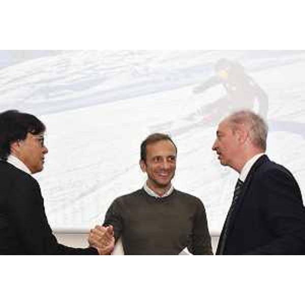 Al centro il governatore Massimiliano Fedriga con l'assessore Sergio Emidio Bini (alla sinistra) e il direttore di PromoturismoFvg Antonio Bravo - Al centro il governatore Massimiliano Fedriga con l'assessore Sergio Emidio Bini (alla sinistra) e il direttore di PromoturismoFvg Antonio Bravo