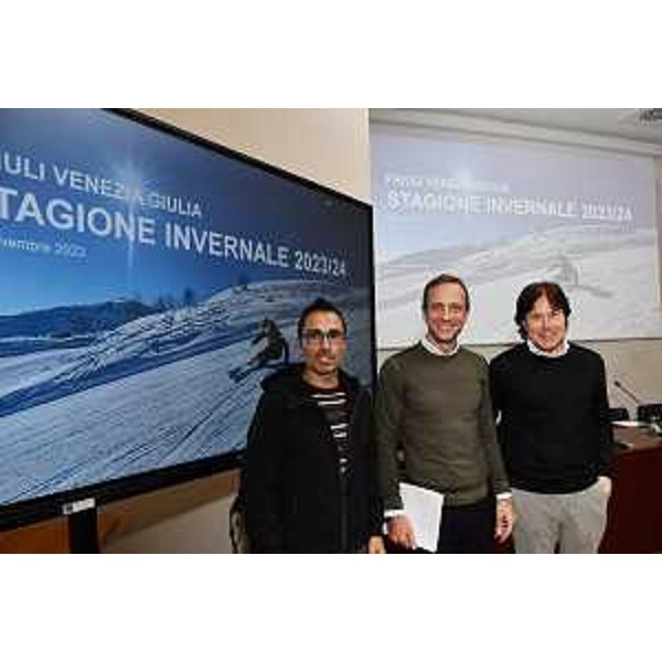 Al centro il governatore Massimiliano Fedriga con (a destra) l'assessore regionale Sergio Emidio Bini e (a sinistra) il vicepresidente del Consiglio regionale Stefano Mazzolini - Al centro il governatore Massimiliano Fedriga con (a destra) l'assessore regionale Sergio Emidio Bini e (a sinistra) il vicepresidente del Consiglio regionale Stefano Mazzolini