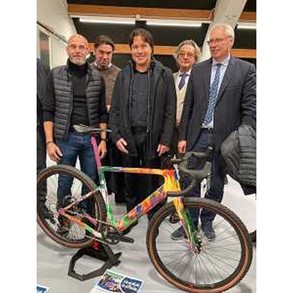 L'assessore regionale Sergio Emidio Bini negli stand della Fiera di Udine con la bici personalizzate dal pittore Gianni Borta e dai ragazzi dell'atelier Autismo FVG - L'assessore regionale Sergio Emidio Bini negli stand della Fiera di Udine con la bici personalizzate dal pittore Gianni Borta e dai ragazzi dell'atelier Autismo FVG