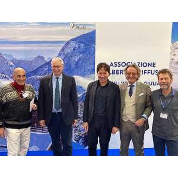 L'assessore regionale Sergio emidio Bini durante la visita alla fiera Idea Natale a Udine - L'assessore regionale Sergio emidio Bini durante la visita alla fiera Idea Natale a Udine