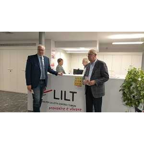 Mauro Bordin (a sinistra nella foto) con il presidente della Lilt di Udine, Giorgio Arpino - Mauro Bordin (a sinistra nella foto) con il presidente della Lilt di Udine, Giorgio Arpino