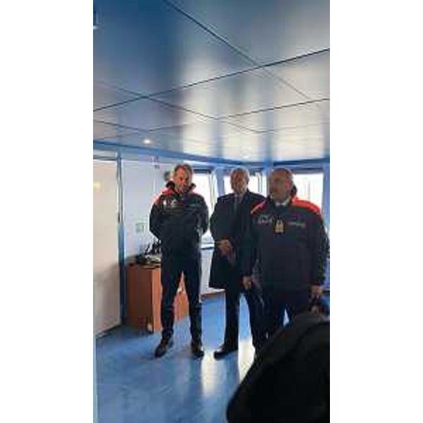 L'assessore regionale Fabio Scoccimarro a bordo dell'imbarcazione della Guardia costiera segue le operazioni dell'esercitazione congiunta nell'ambito del progetto Namirs - L'assessore regionale Fabio Scoccimarro a bordo dell'imbarcazione della Guardia costiera segue le operazioni dell'esercitazione congiunta nell'ambito del progetto Namirs