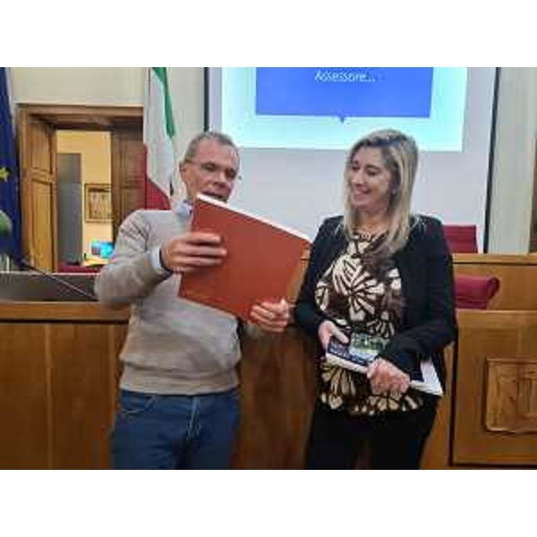 L'assessore regionale alle Infrastrutture e territorio Cristina Amirante durante l'incontro con il sindaco di Cervignano Andrea Balducci e con i membri della Giunta e del Consiglio nella sede del municipio. - L'assessore regionale alle Infrastrutture e territorio Cristina Amirante durante l'incontro con il sindaco di Cervignano Andrea Balducci e con i membri della Giunta e del Consiglio nella sede del municipio.