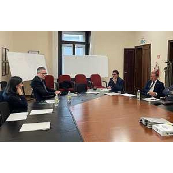 Il consigliere economico dellAmbasciata dIsraele in Italia Shor Hadar dialoga con l'assessore alla Difesa dell'ambiente Fabio Scoccimarro e i tecnici della Regione. - Il consigliere economico dellAmbasciata dIsraele in Italia Shor Hadar dialoga con l'assessore alla Difesa dell'ambiente Fabio Scoccimarro e i tecnici della Regione.
