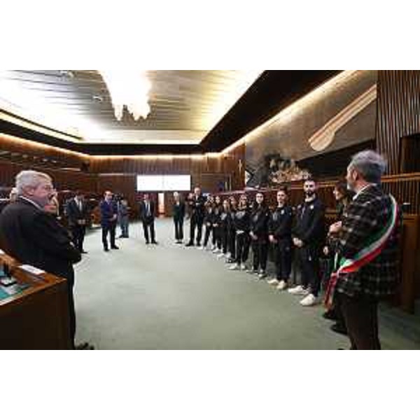 Un momento della consegna del sigillo del Cr Fvg da parte del presidente del Cr Fvg, Mauro Bordin, alle atlete della Mil Pasos di San Quirino - Un momento della consegna del sigillo del Cr Fvg da parte del presidente del Cr Fvg, Mauro Bordin, alle atlete della Mil Pasos di San Quirino