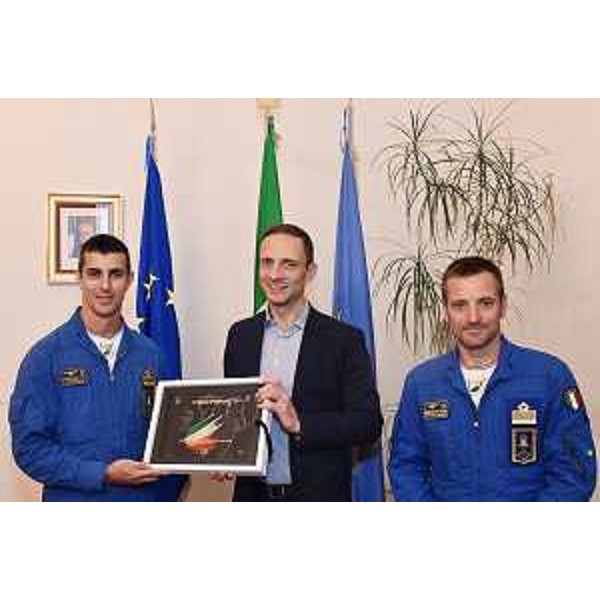 Il governatore Massimiliano Fedriga (al centro) con il tenente colonello Stefano Vit (a sinistra) e il tenente colonello Massimiliano Salvatore della Pattuglia Acrobatica Nazionale. - Il governatore Massimiliano Fedriga (al centro) con il tenente colonello Stefano Vit (a sinistra) e il tenente colonello Massimiliano Salvatore della Pattuglia Acrobatica Nazionale.