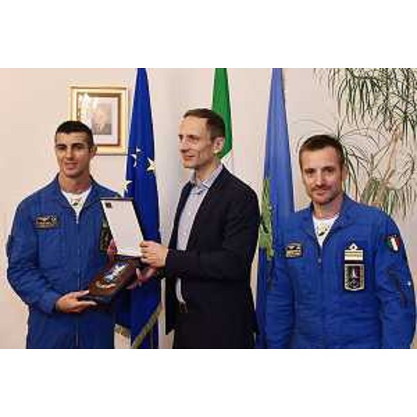 Il governatore Massimiliano Fedriga (al centro) con il tenente colonello Stefano Vit (a sinistra) e il tenente colonello Massimiliano Salvatore della Pattuglia Acrobatica Nazionale. - Il governatore Massimiliano Fedriga (al centro) con il tenente colonello Stefano Vit (a sinistra) e il tenente colonello Massimiliano Salvatore della Pattuglia Acrobatica Nazionale.
