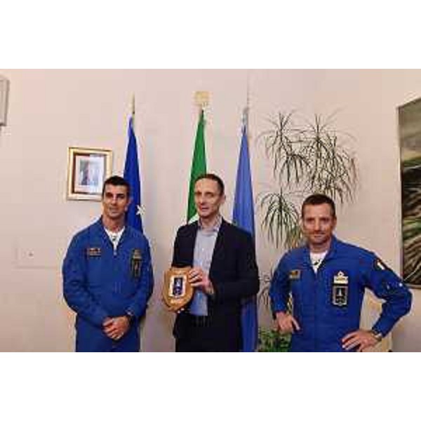Il governatore Massimiliano Fedriga (al centro) con il tenente colonello Stefano Vit (a sinistra) e il tenente colonello Massimiliano Salvatore della Pattuglia Acrobatica Nazionale. - Il governatore Massimiliano Fedriga (al centro) con il tenente colonello Stefano Vit (a sinistra) e il tenente colonello Massimiliano Salvatore della Pattuglia Acrobatica Nazionale.
