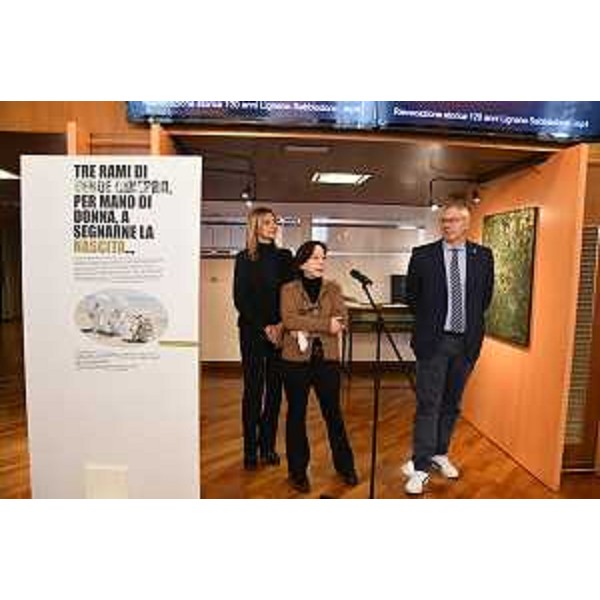 La sindaca Laura Giorgi, la curatrice della mostra, Lara Gonzo, e il presidente Mauro Bordin - La sindaca Laura Giorgi, la curatrice della mostra, Lara Gonzo, e il presidente Mauro Bordin