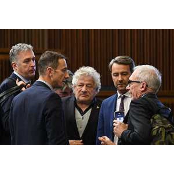 Il governatore Fvg, Massimiliano Fedriga, a colloquio con Stefano Balloch (FdI), Elia Miani (Lega), il portavoce Edoardo Petiziol e Roberto Novelli (FI) - Il governatore Fvg, Massimiliano Fedriga, a colloquio con Stefano Balloch (FdI), Elia Miani (Lega), il portavoce Edoardo Petiziol e Roberto Novelli (FI)