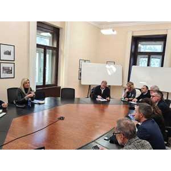 Un momento dell'incontro con Rfi e il Comune di Udine a Trieste. A sinistra l'assessore regionale alle Infrastrutture e Territorio Cristina Amirante - Un momento dell'incontro con Rfi e il Comune di Udine a Trieste. A sinistra l'assessore regionale alle Infrastrutture e Territorio Cristina Amirante