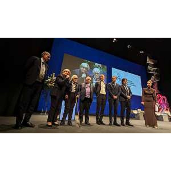 Una fase della cerimonia di premiazione svoltasi a Pordenone - Una fase della cerimonia di premiazione svoltasi a Pordenone